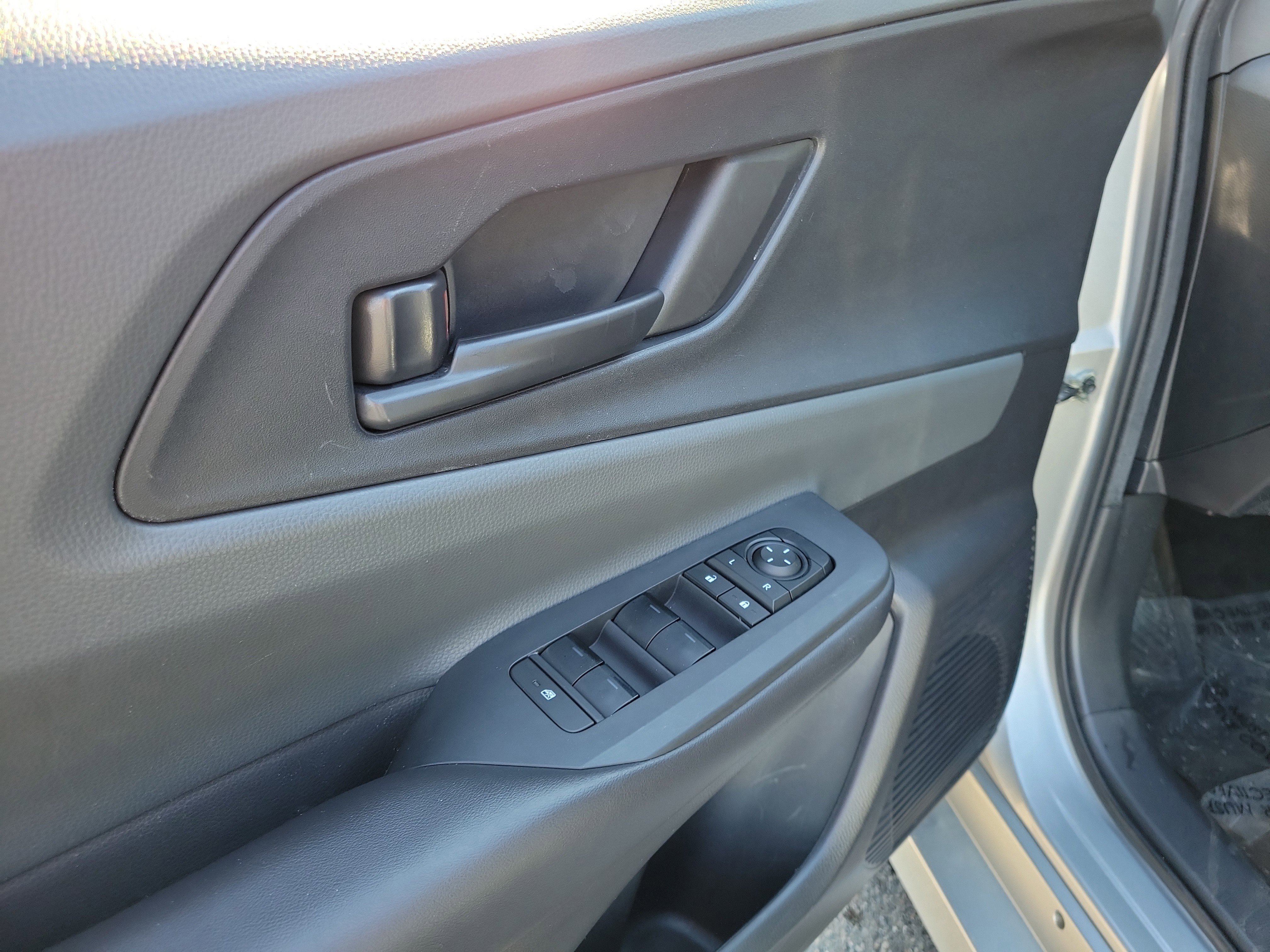 Used 2024 Toyota Prius LE FWD image 18