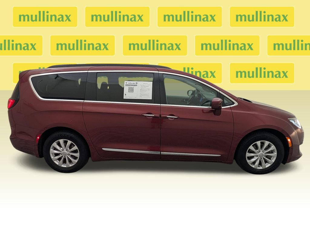 Used 2017 Chrysler Pacifica Touring-L FWD video 2