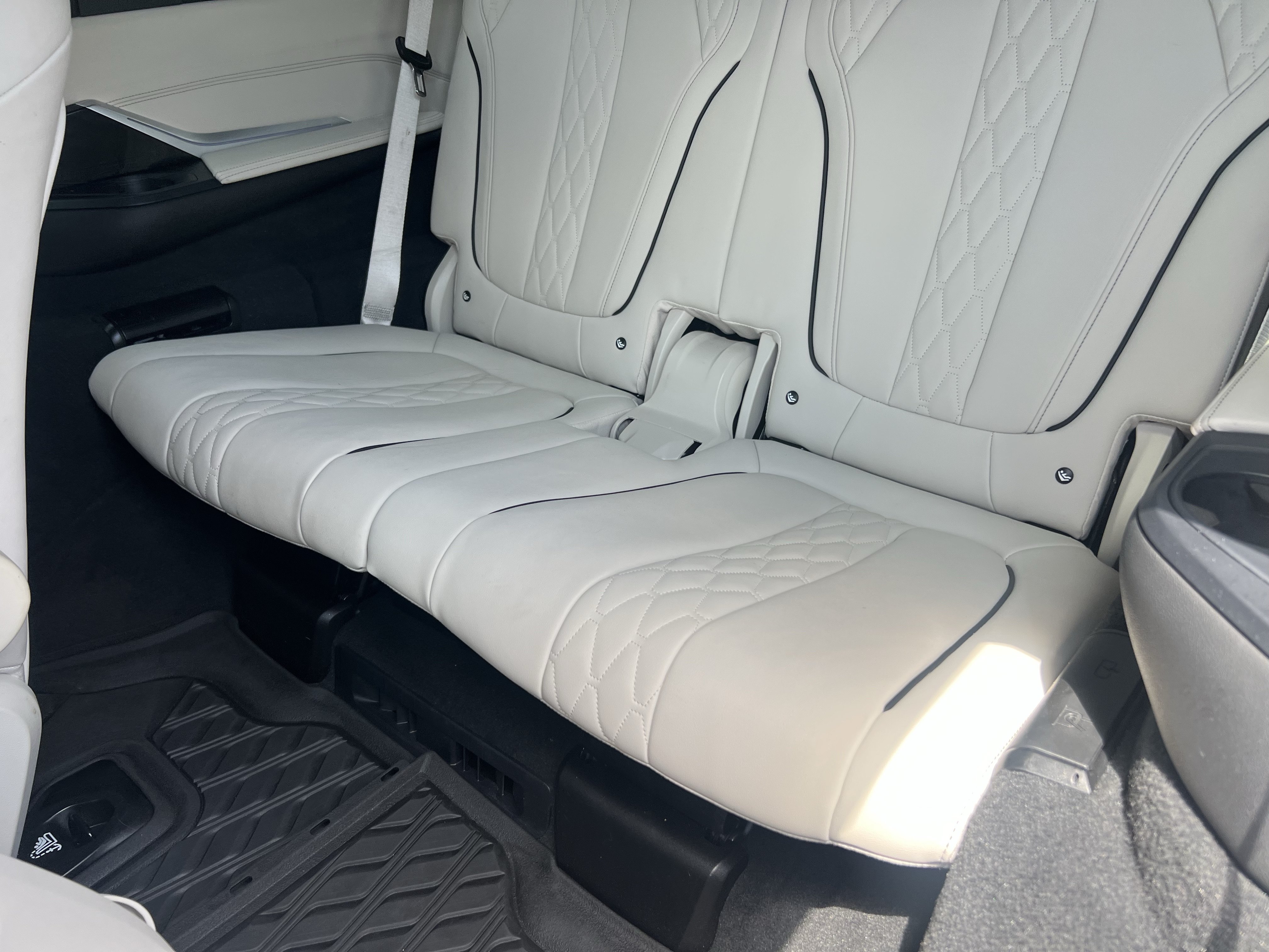 Used 2022 BMW X7 xDrive40i w/ M Sport Package AWD/4WD image 38