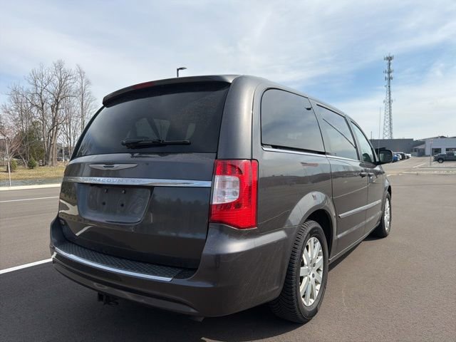 Used 2016 Chrysler Town & Country Touring image 5