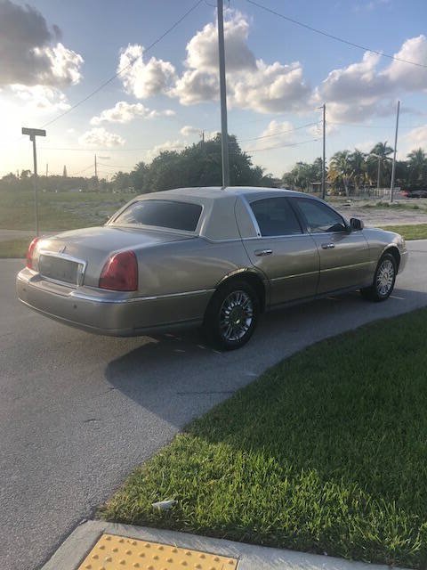 Used 2003 Lincoln Town Car Executive RWD image 4