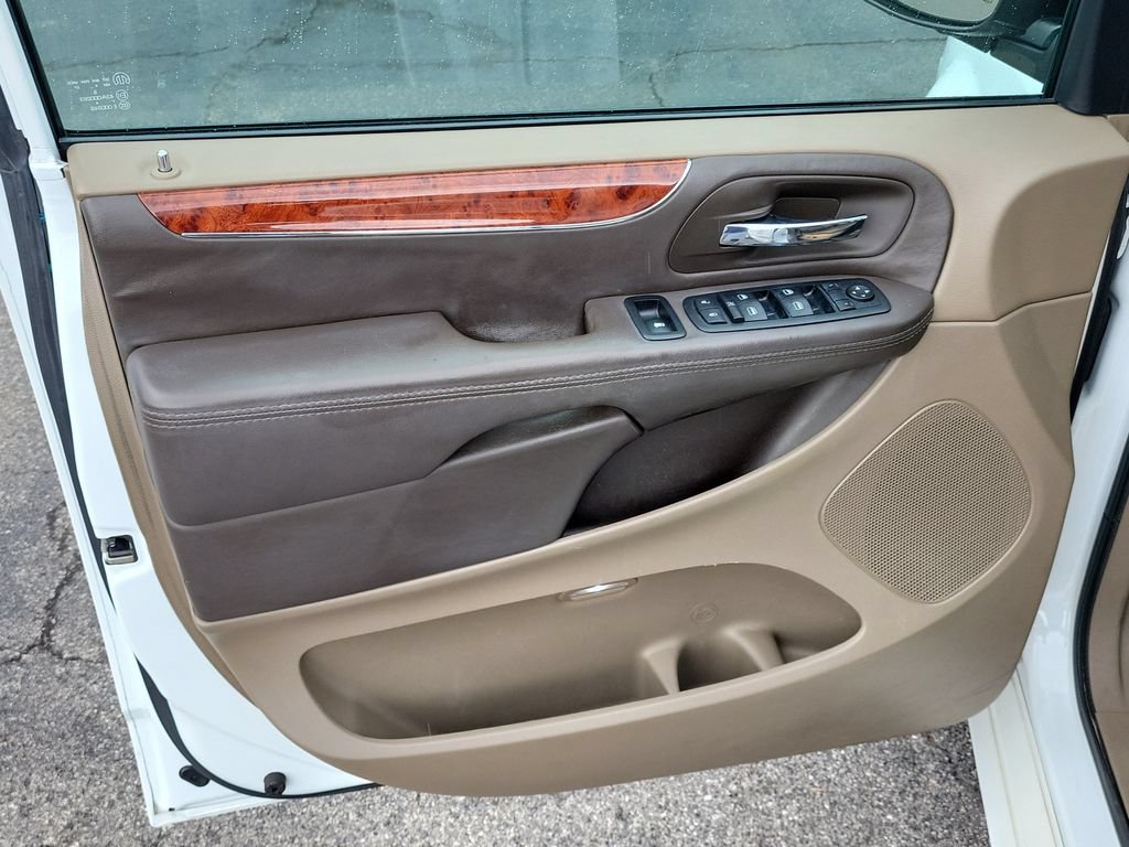 Used 2014 Chrysler Town & Country Touring FWD image 16