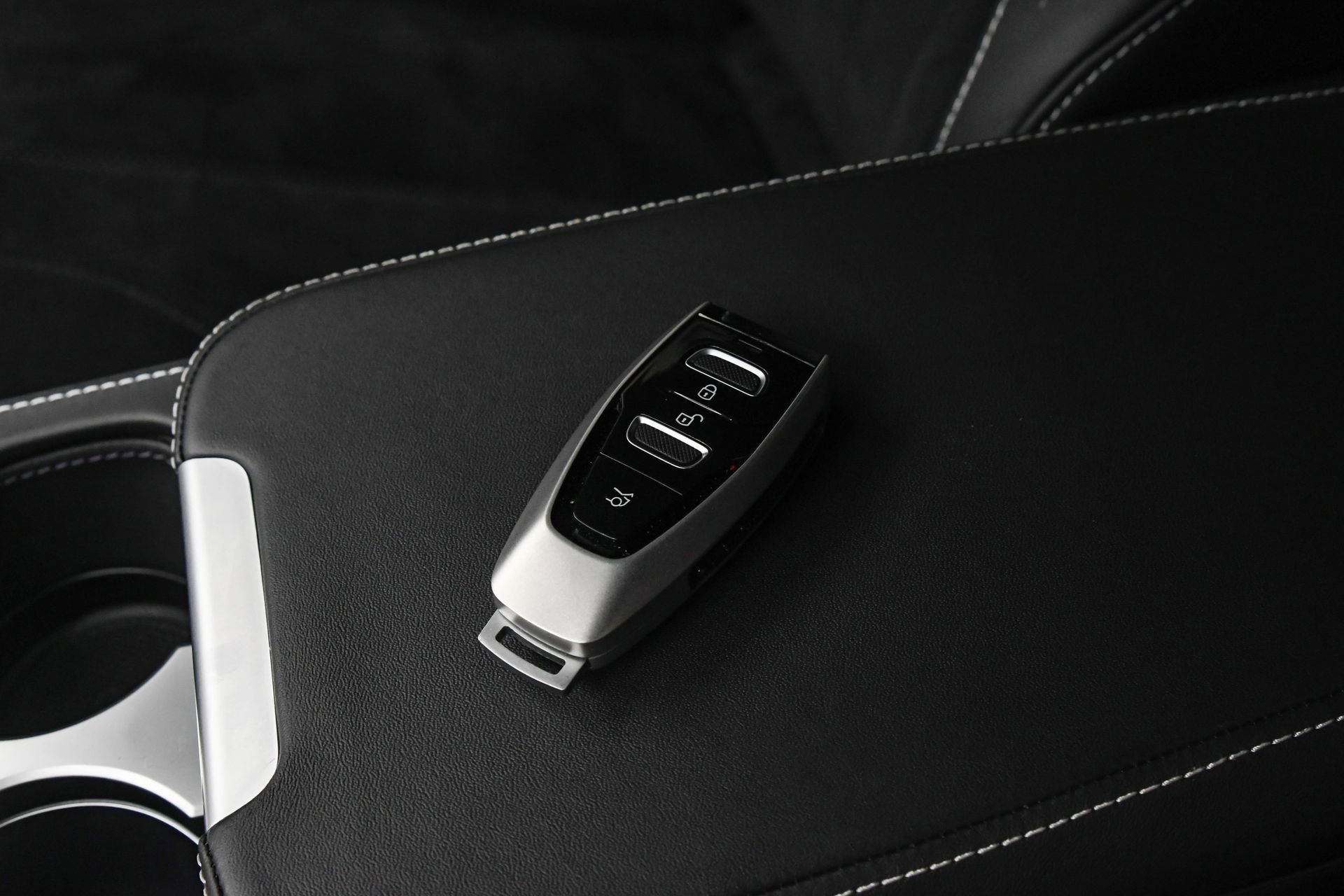 Used 2025 Aston Martin V8 Vantage Coupe image 19