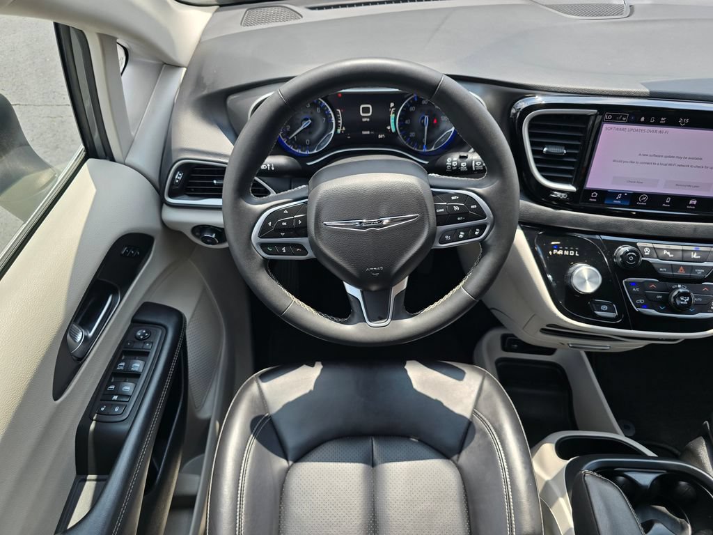 Used 2023 Chrysler Pacifica Touring-L FWD image 17