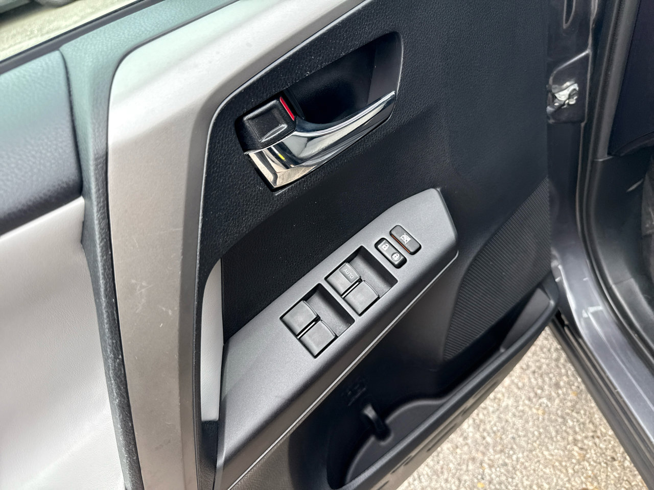 Used 2017 Toyota RAV4 XLE image 12