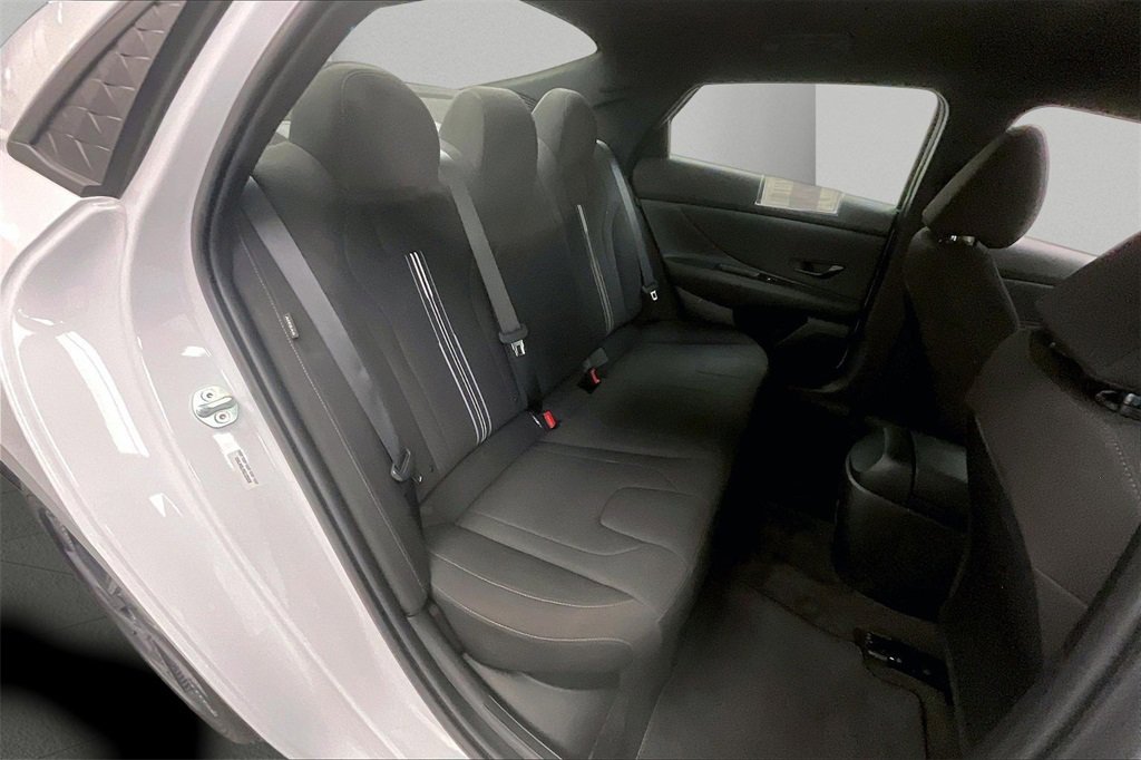 Certified 2025 Hyundai Elantra SEL image 17