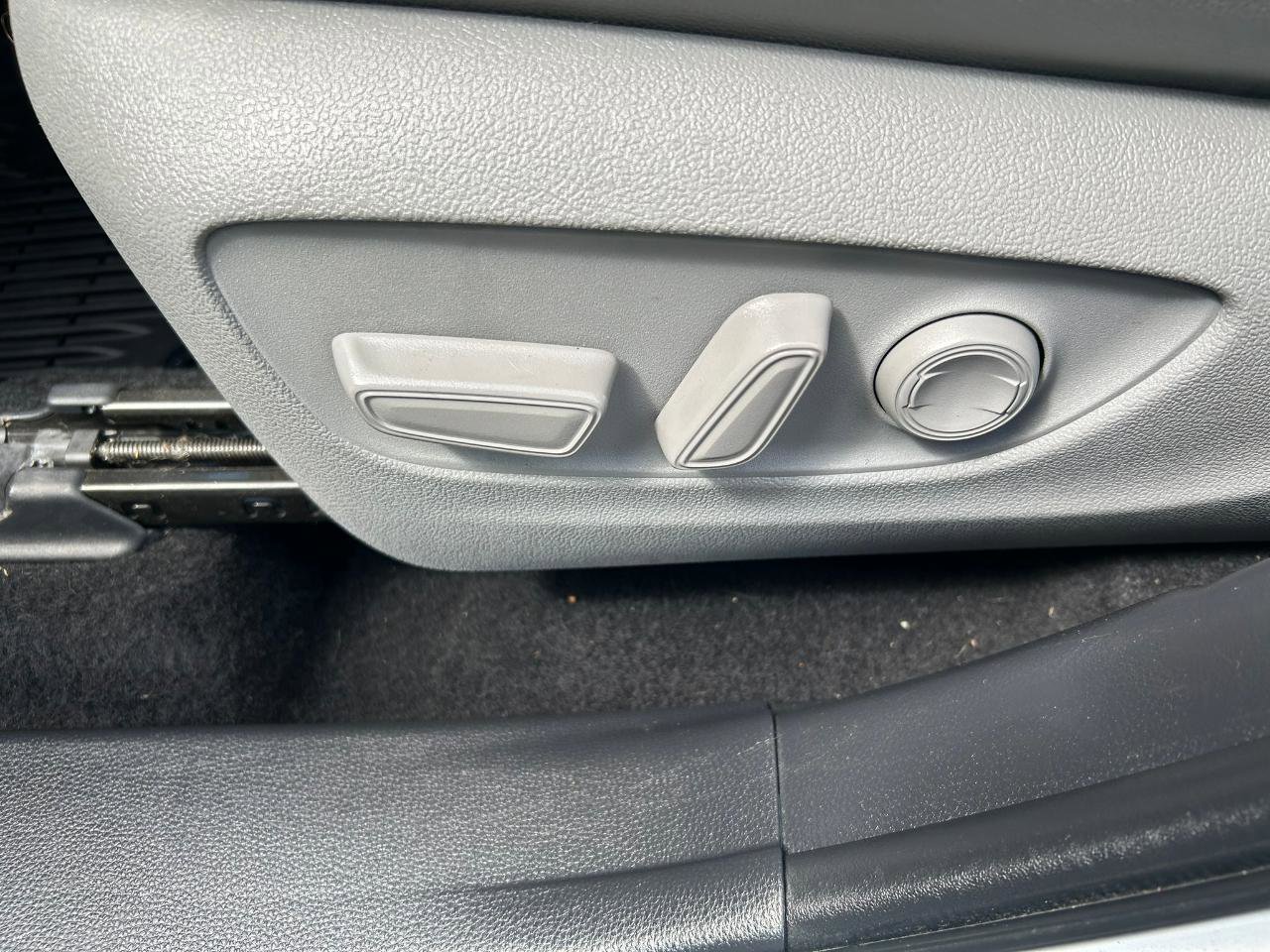 Used 2021 Toyota Highlander XLE image 10