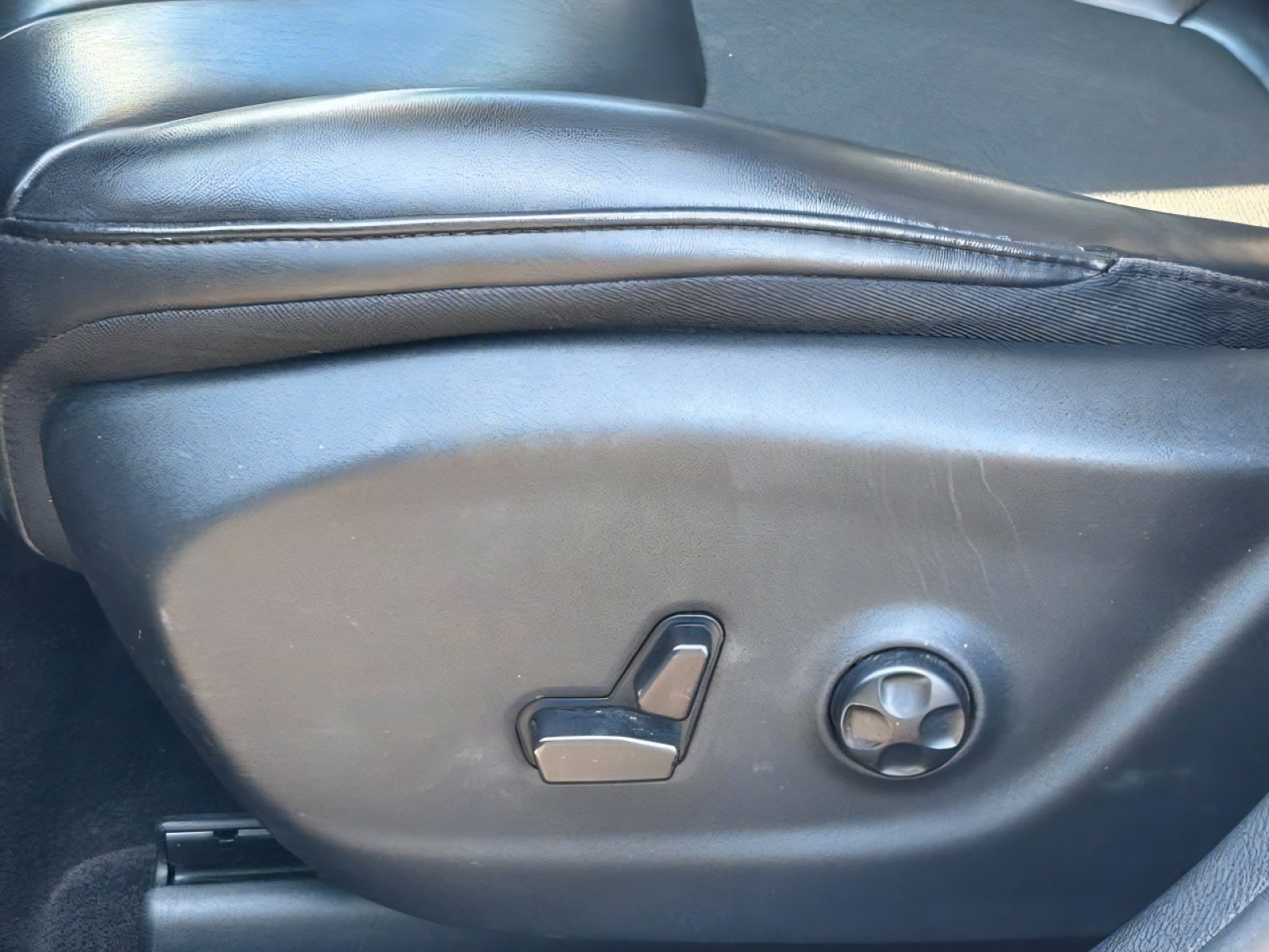 Used 2019 Jeep Cherokee Latitude Plus w/ Comfort/Convenience Group FWD image 27
