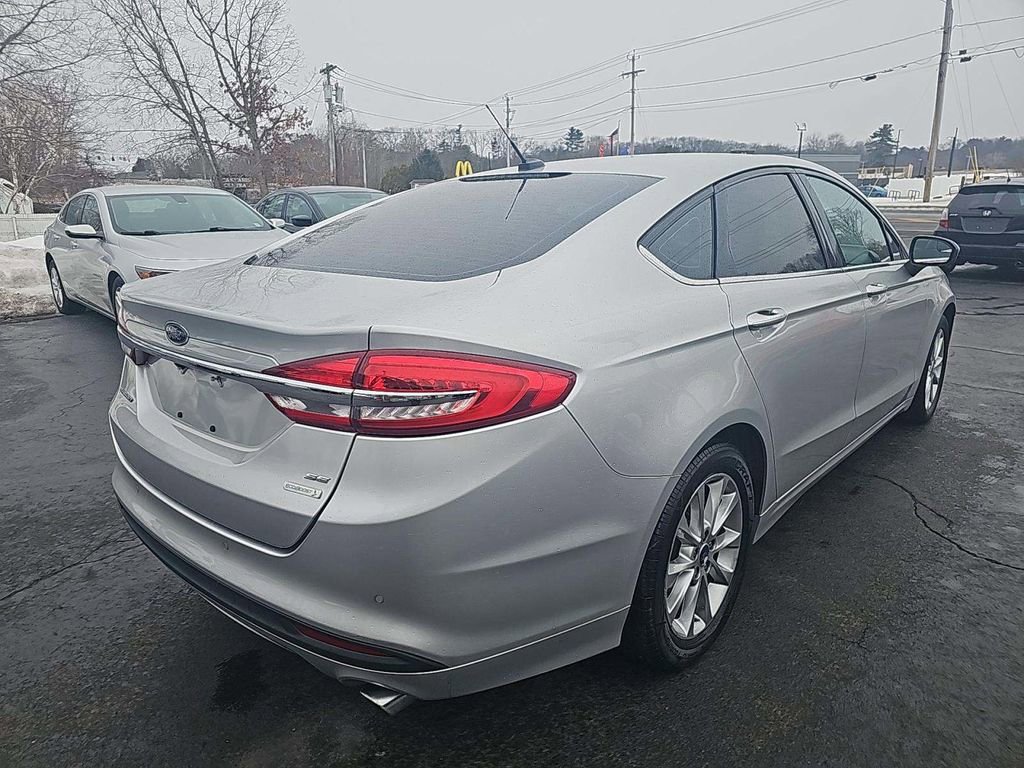 Used 2017 Ford Fusion SE w/ Fusion SE Technology Package image 3