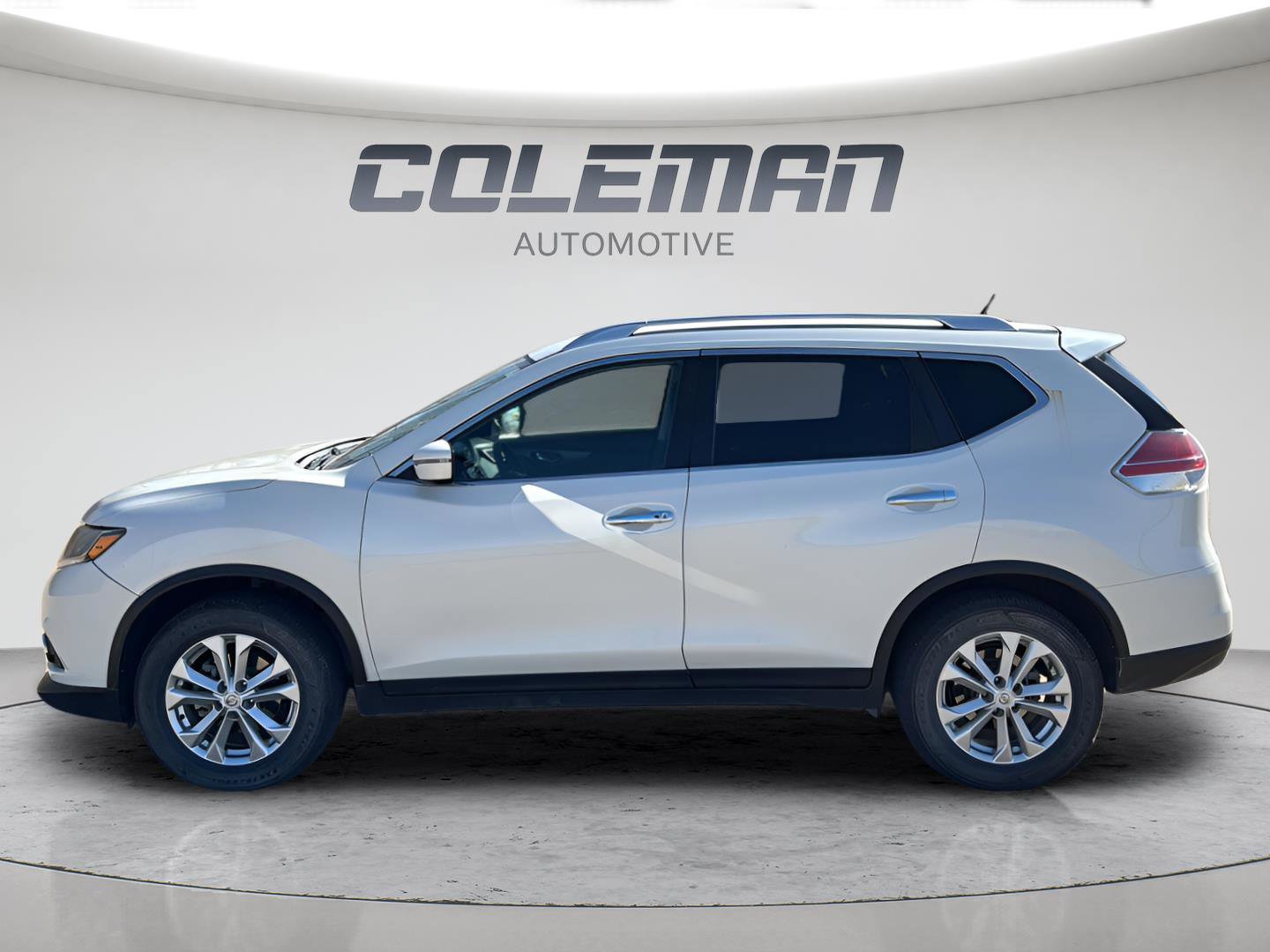 Used 2016 Nissan Rogue SV image 2