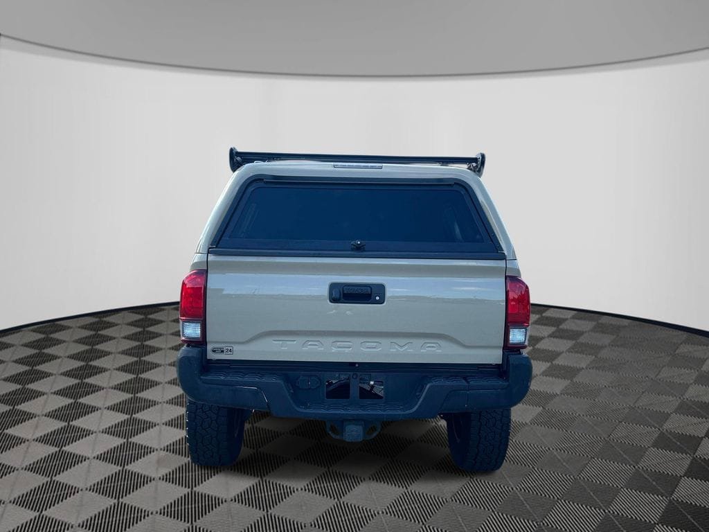 Used 2018 Toyota Tacoma TRD Sport AWD/4WD image 4