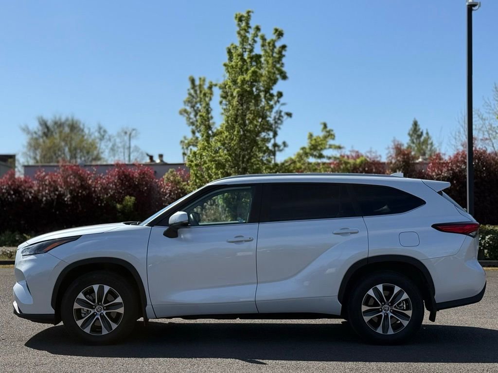 Used 2023 Toyota Highlander XLE image 2