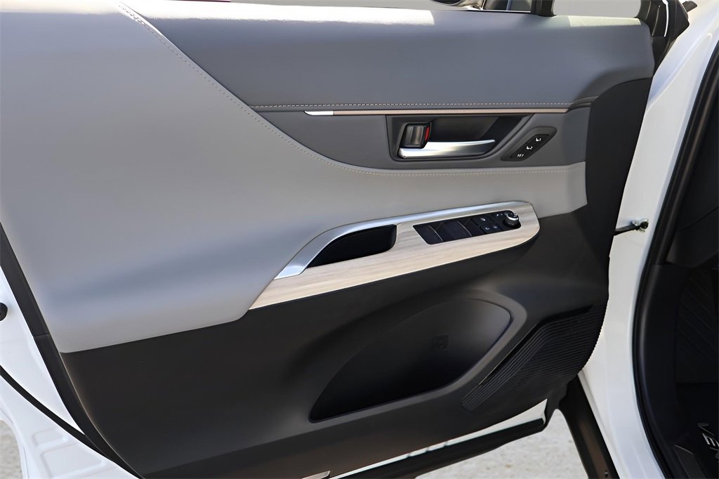 Certified 2024 Toyota Venza XLE image 22
