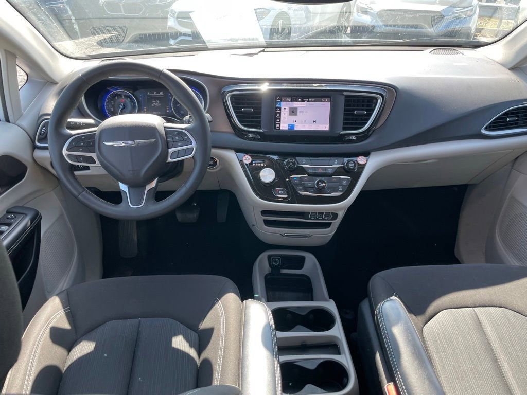 Used 2023 Chrysler Voyager LX image 10