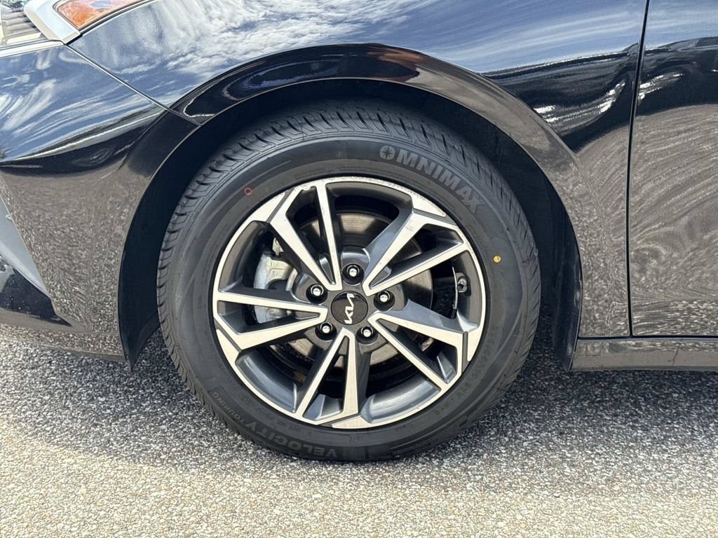 Used 2024 Kia Forte LXS FWD image 11