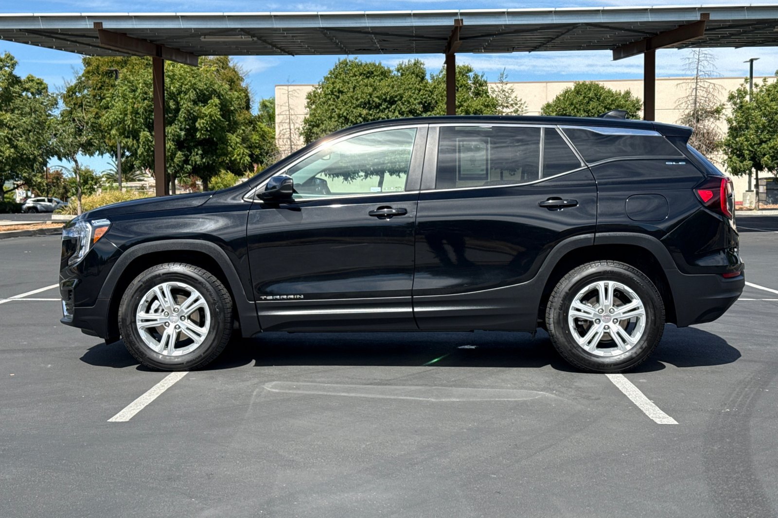 Used 2024 GMC Terrain SLE AWD/4WD image 13