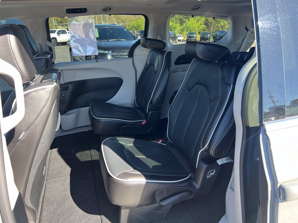 Used 2023 Chrysler Pacifica Limited w/ Uconnect Theater Family Group FWD image 9