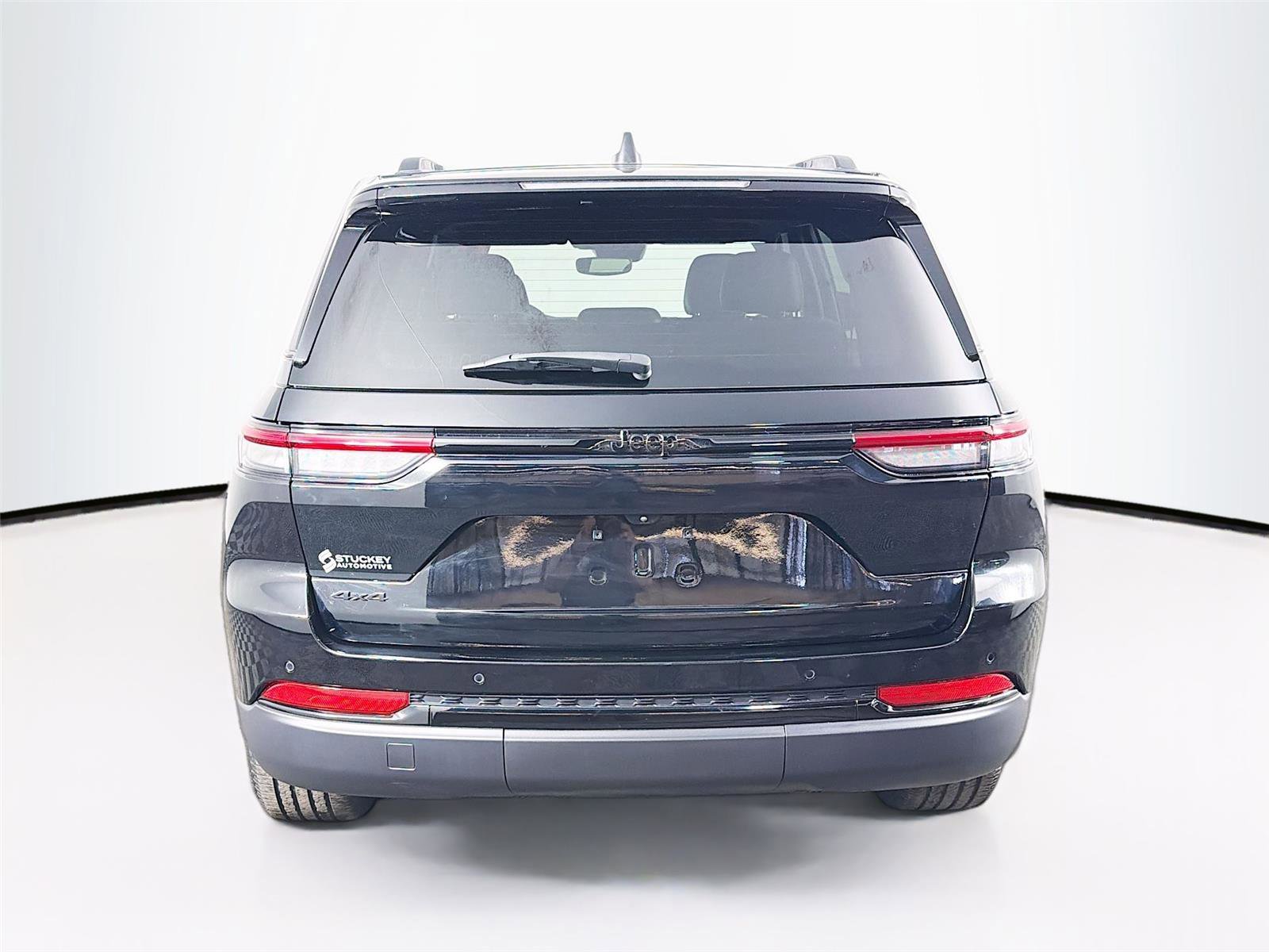 Used 2024 Jeep Grand Cherokee Altitude image 6