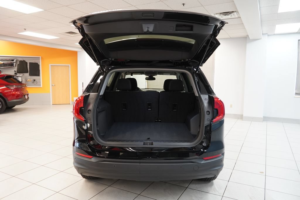 Used 2024 GMC Terrain SLE w/ Driver Convenience Package FWD image 9
