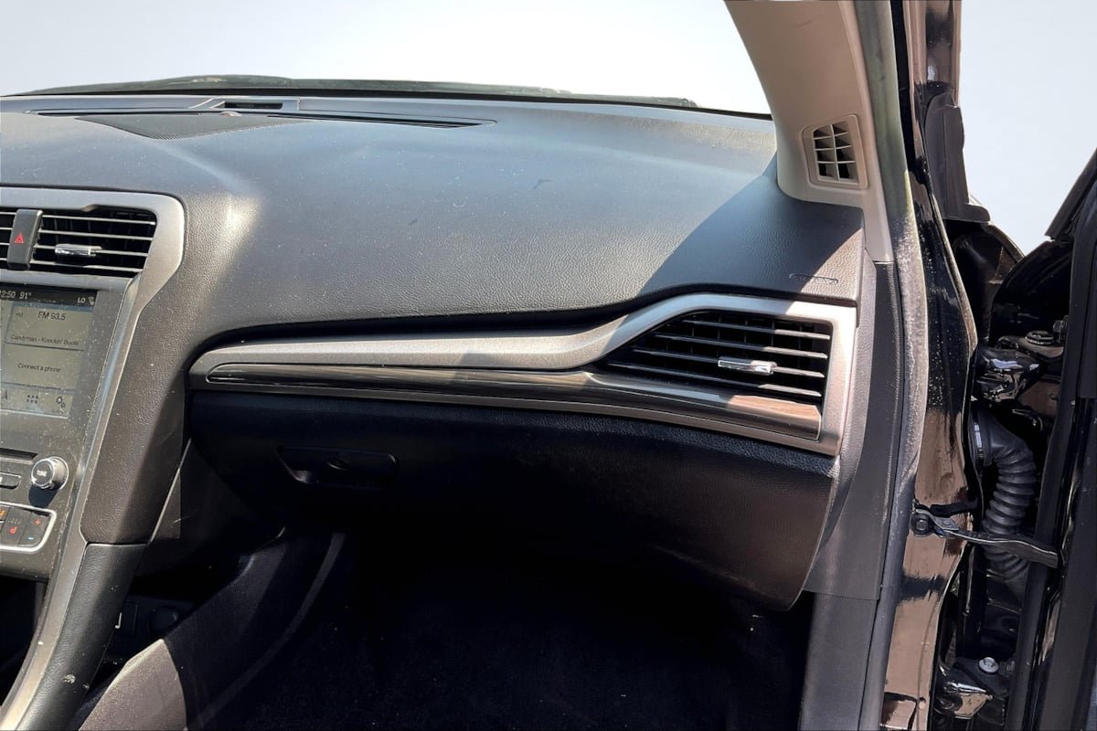 Used 2018 Ford Fusion SE w/ Fusion SE Technology Package FWD image 17