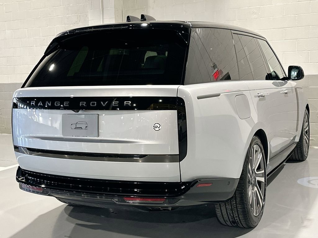 Used 2025 Land Rover Range Rover SV image 3
