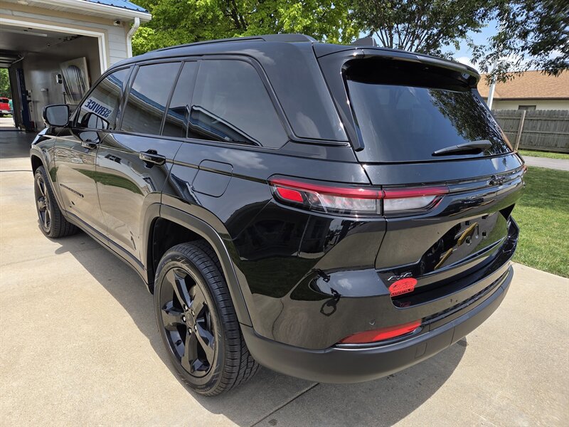 Used 2023 Jeep Grand Cherokee Limited w/ Black Appearance Package AWD/4WD image 5