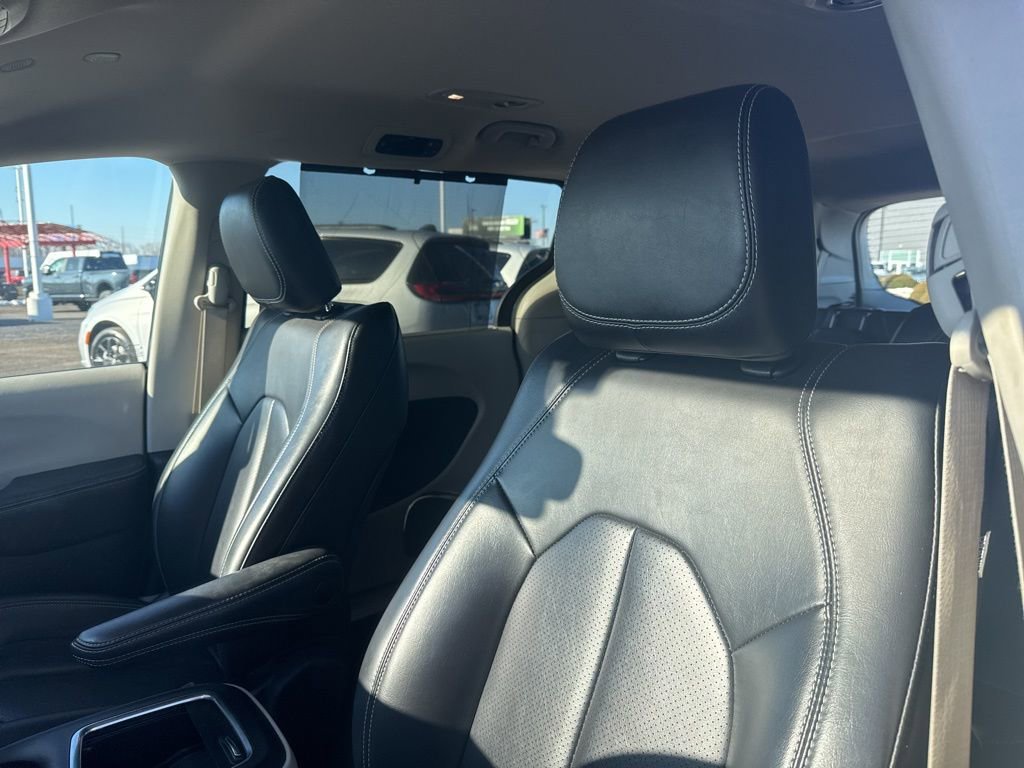 Used 2023 Chrysler Pacifica Touring-L FWD image 13