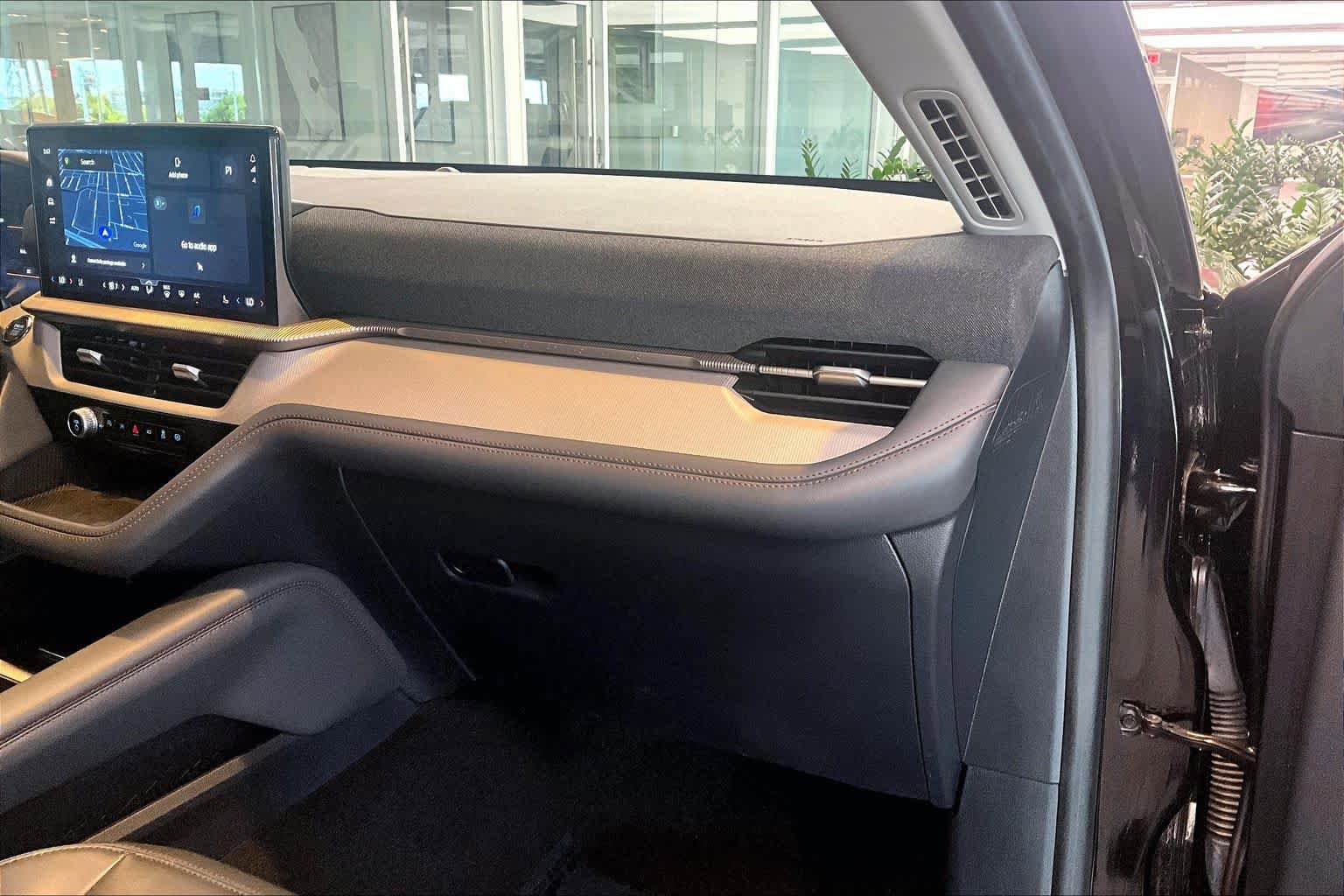 Used 2025 Ford Explorer Active w/ Active Comfort Package RWD image 17