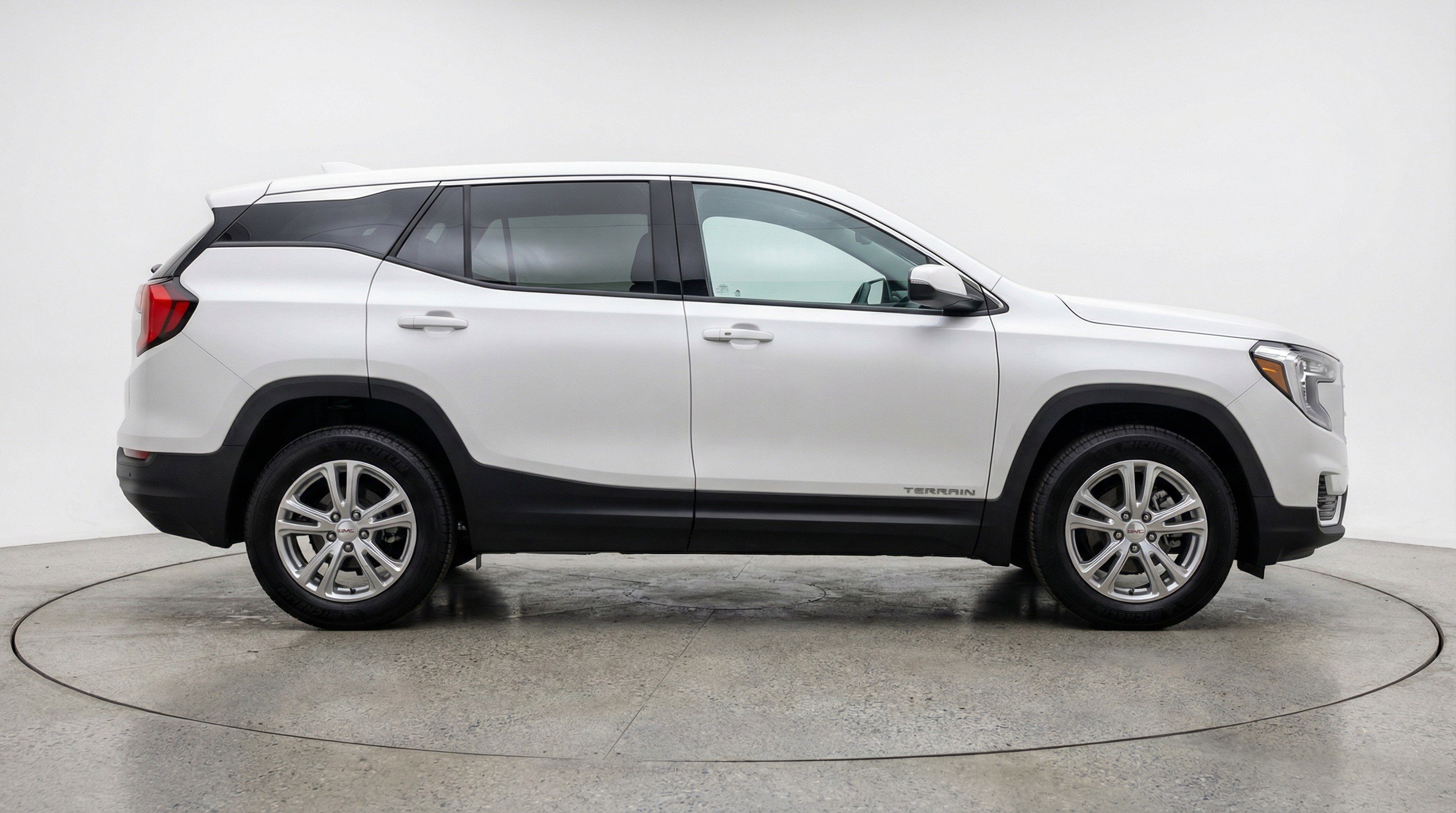 Used 2024 GMC Terrain SLE image 11