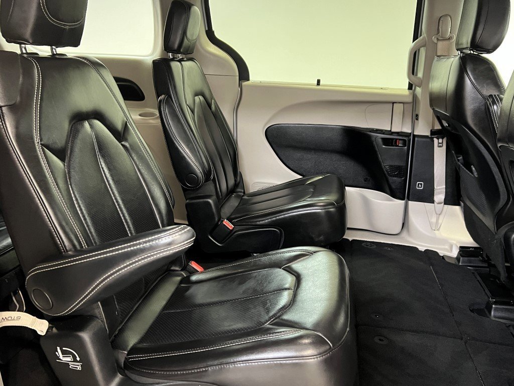 Used 2023 Chrysler Pacifica Touring-L image 17