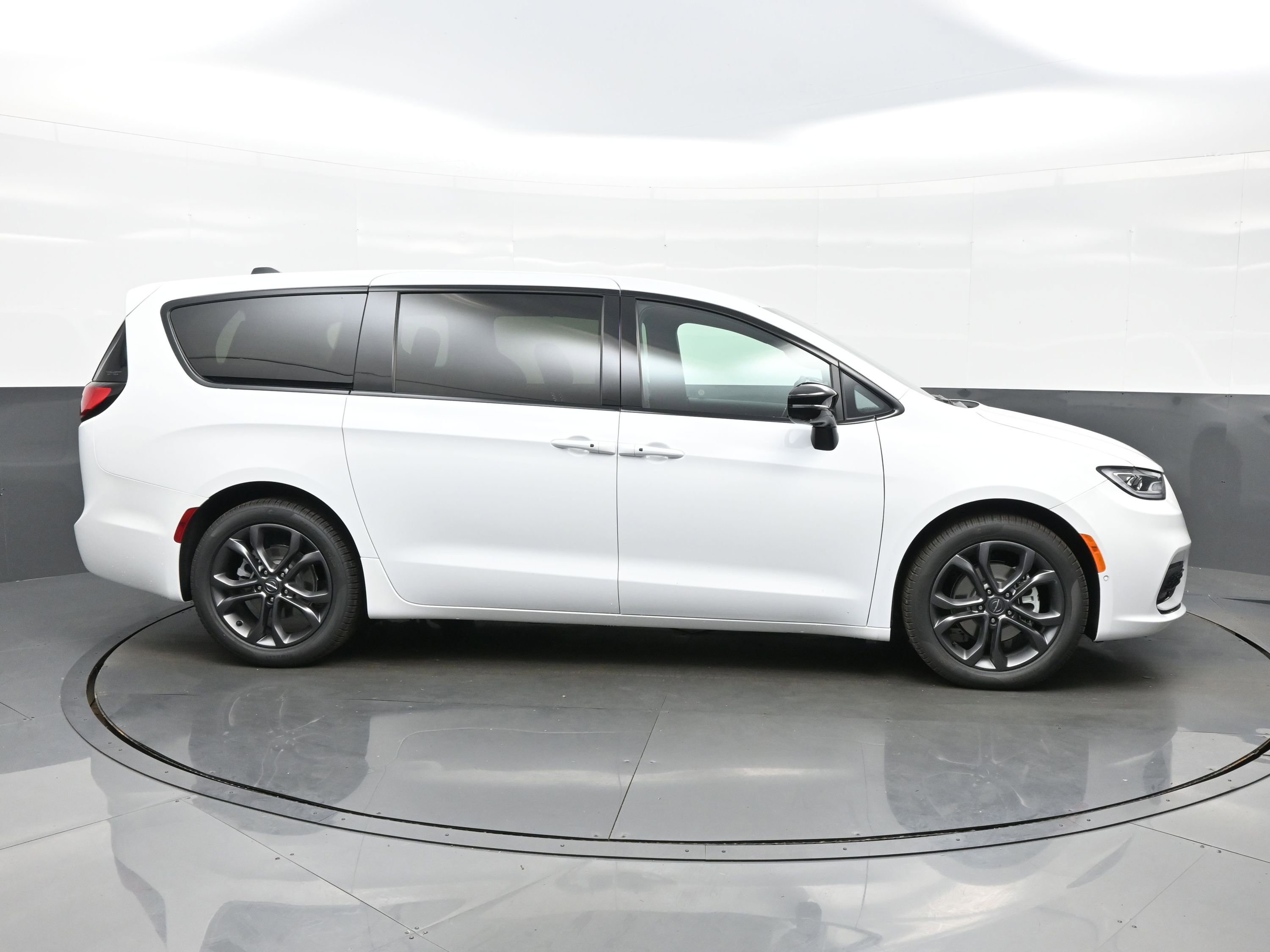 New 2026 Chrysler Pacifica Select image 7