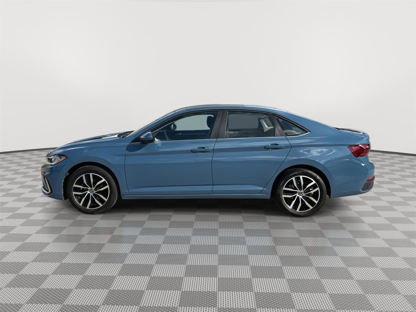 Used 2025 Volkswagen Jetta SE w/ Sunroof Package image 2