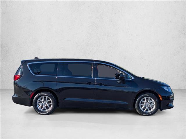 Used 2022 Chrysler Voyager LX image 4