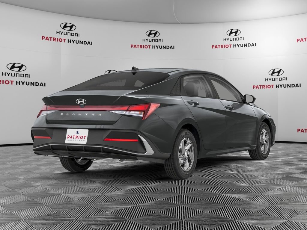 New 2026 Hyundai Elantra SE FWD image 2