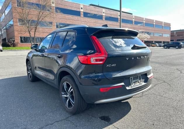 Certified 2023 Volvo XC40 B5 Core w/ Convenience Package AWD/4WD image 3