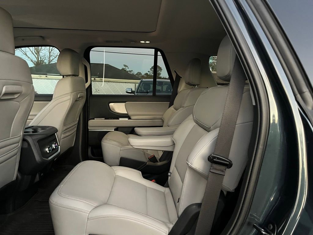 Used 2025 Ford Expedition Active image 16