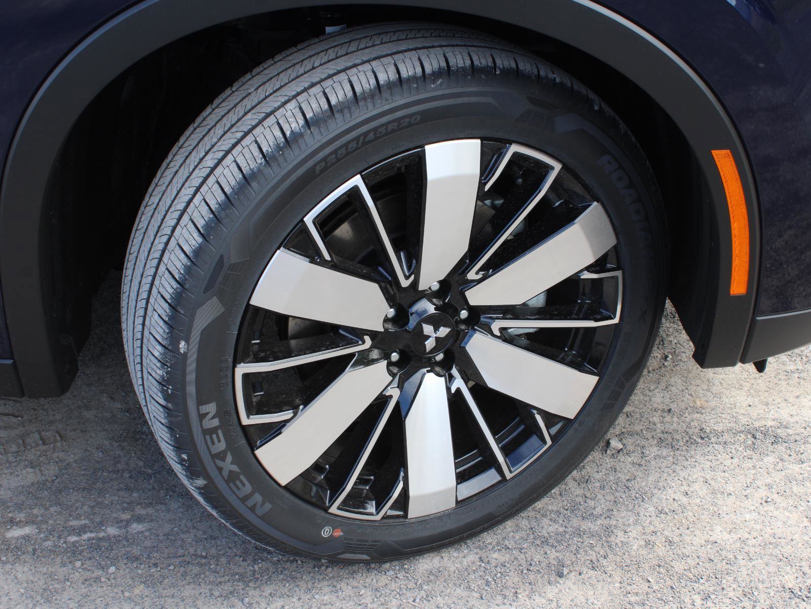 New 2025 Mitsubishi Outlander SE image 13