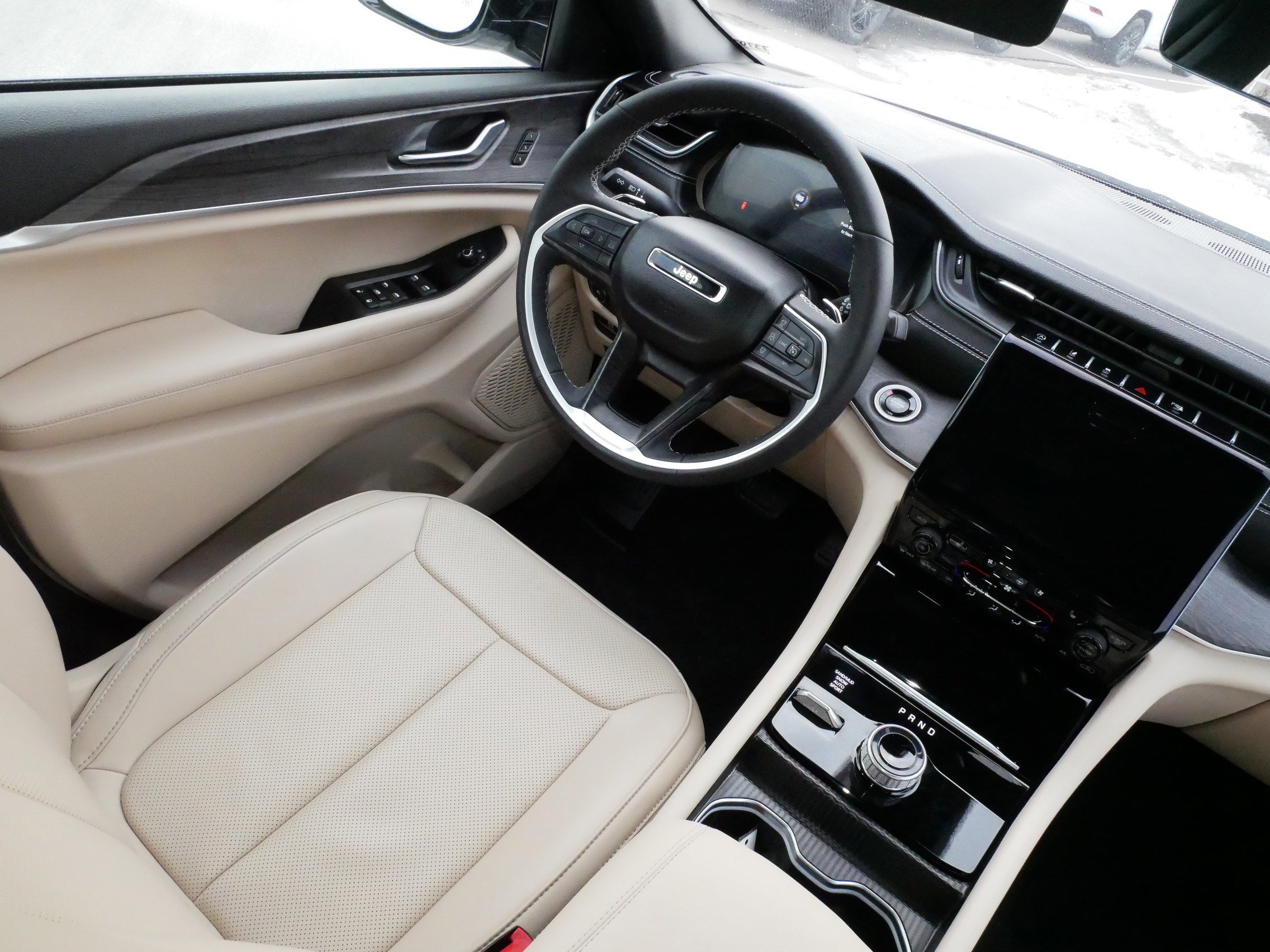 Used 2025 Jeep Grand Cherokee Limited w/ Luxury Tech Group II image 9