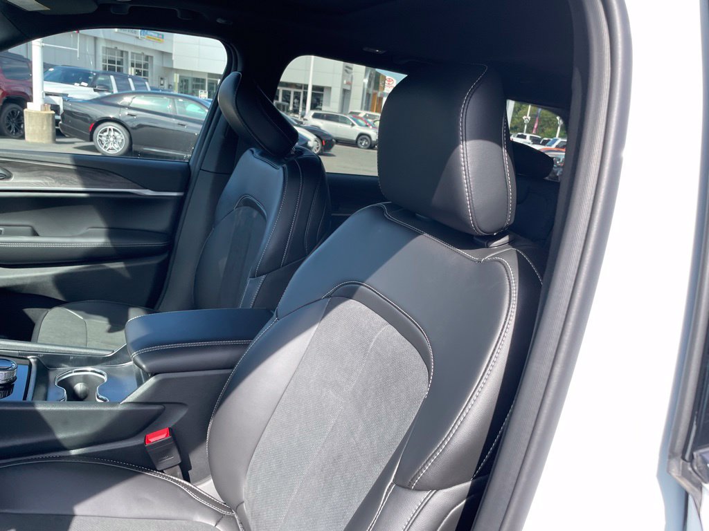 New 2027 Jeep Grand Cherokee Altitude AWD/4WD image 10