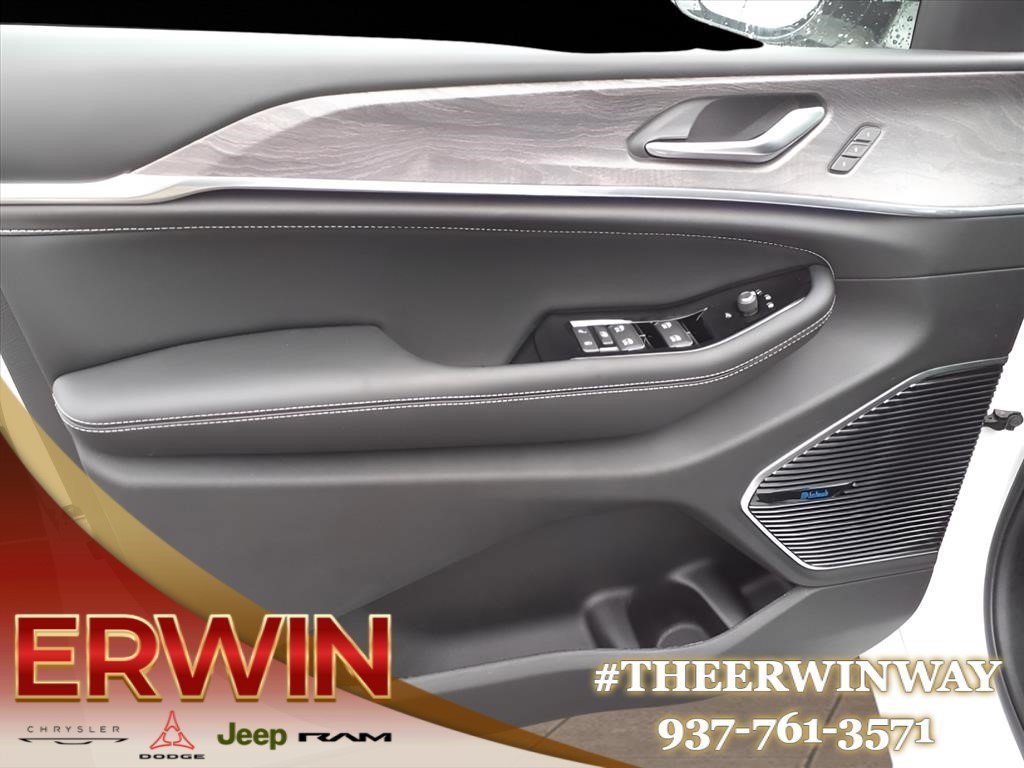 New 2023 Jeep Grand Cherokee Overland AWD/4WD image 8