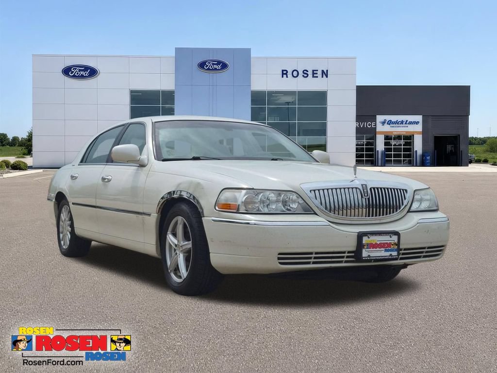 Used 2003 Lincoln Town Car Executive RWD image 1