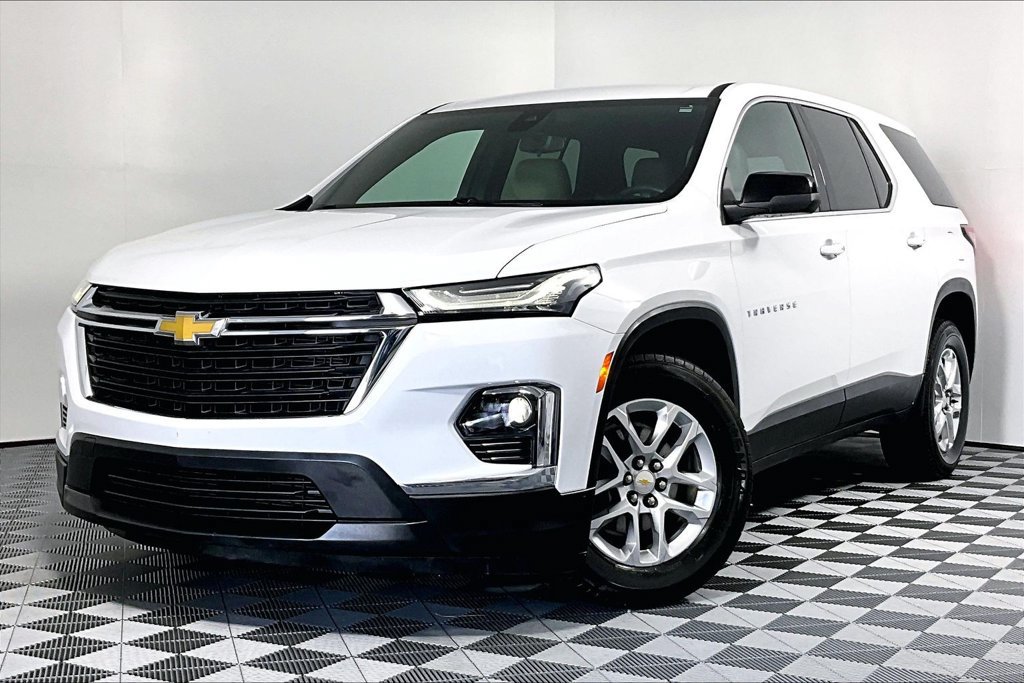 Used 2023 Chevrolet Traverse LS FWD image 2