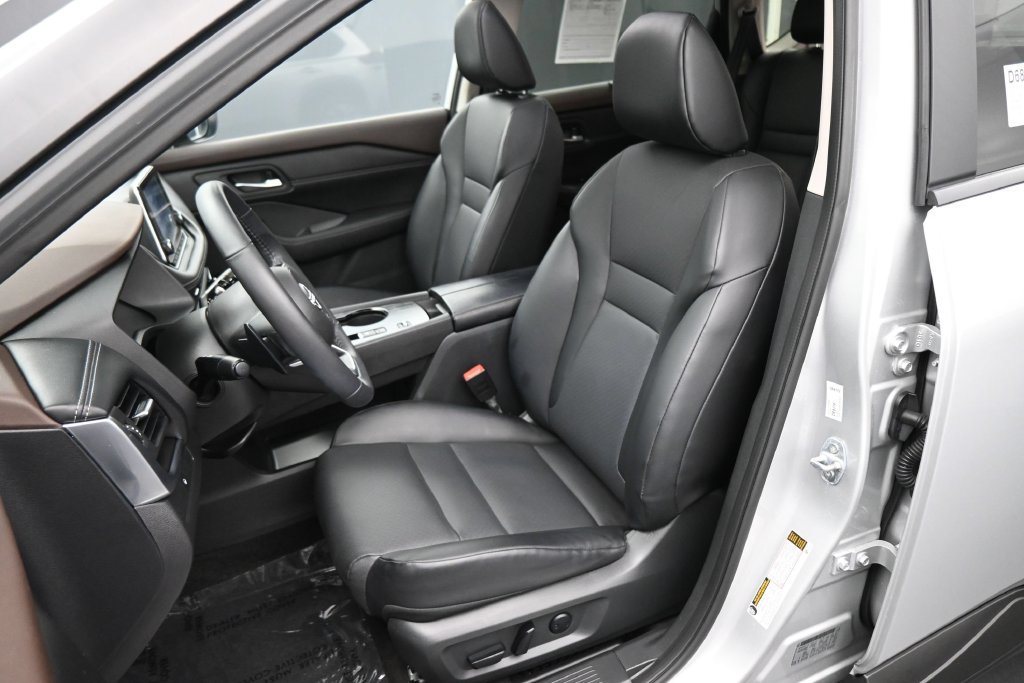 Used 2023 Nissan Rogue SV w/ SV Premium B Package FWD image 14