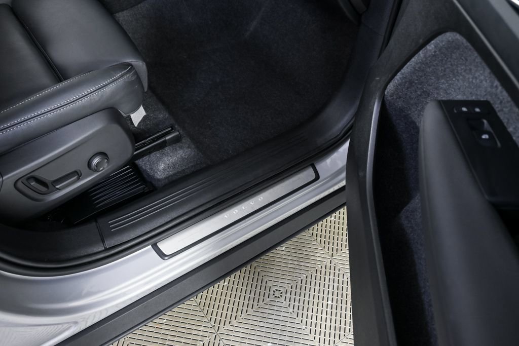Certified 2025 Volvo XC40 B5 Plus image 25