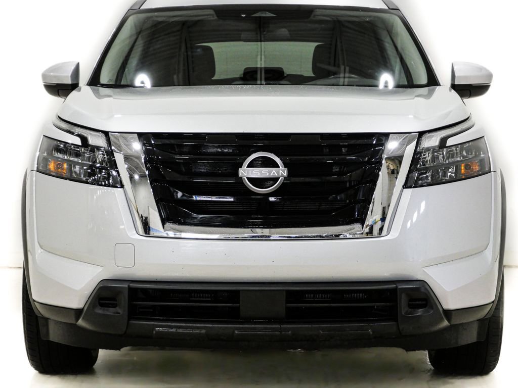 Used 2025 Nissan Pathfinder SV FWD image 2