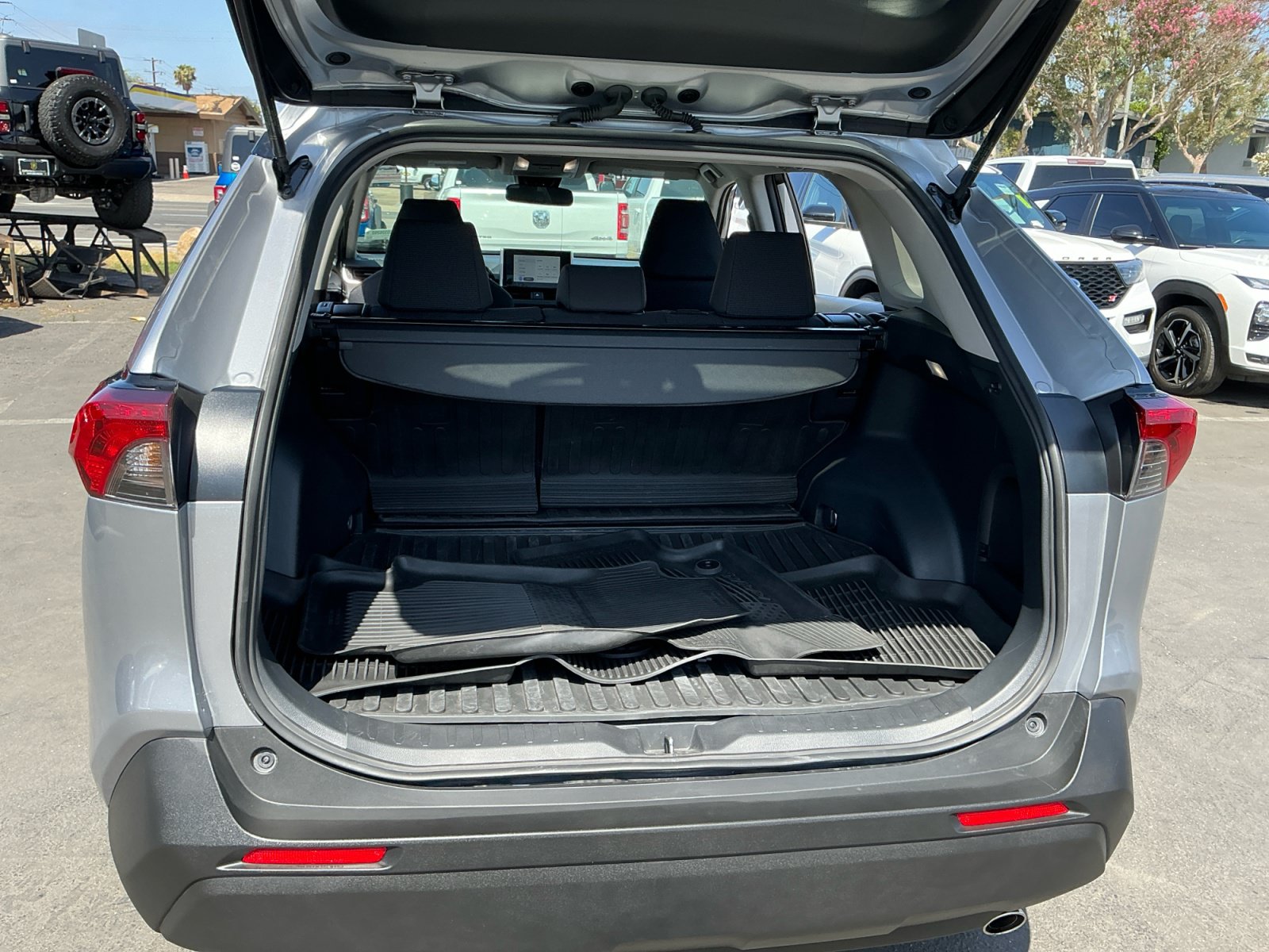 Used 2025 Toyota RAV4 LE AWD/4WD image 25