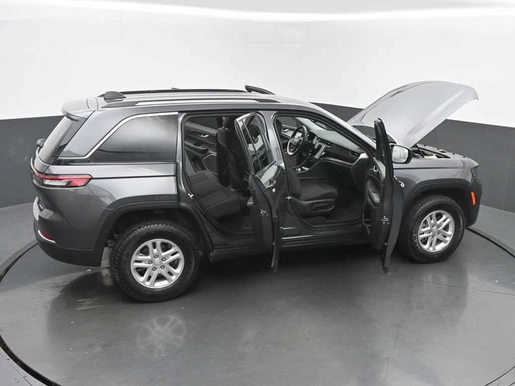 Used 2022 Jeep Grand Cherokee Laredo w/ Luxury Tech Group I AWD/4WD image 62