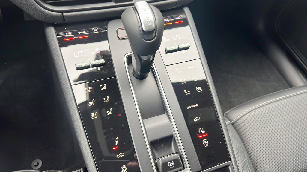 New 2026 Porsche Macan Turbo AWD/4WD image 25
