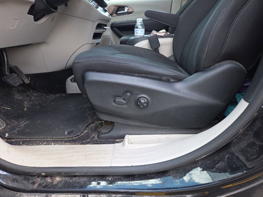 Used 2019 Chrysler Pacifica Touring Plus w/ Tire & Wheel Group FWD image 10