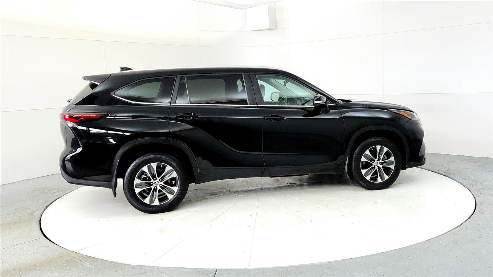 Used 2024 Toyota Highlander XLE image 6